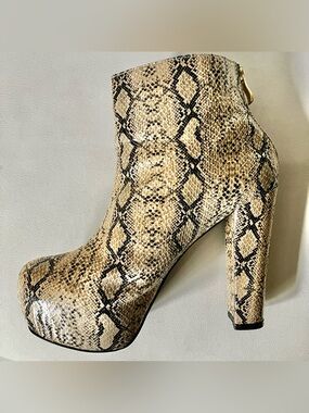 Tinley Road Snakeskin embossed platform booties